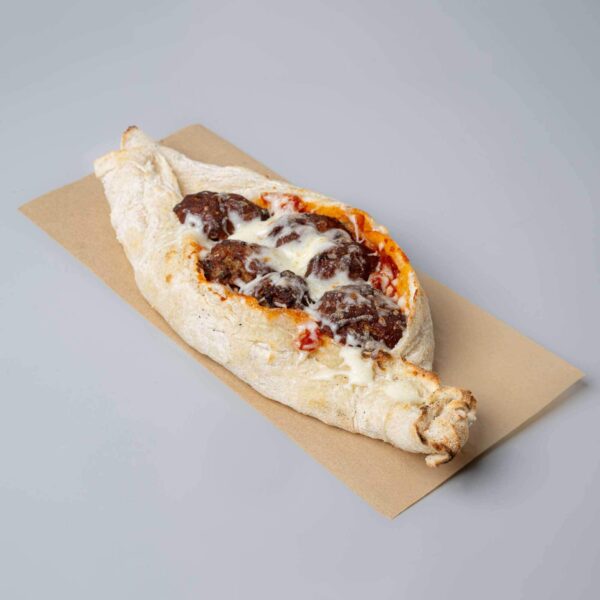 Mixee Peinirli: ανάμικτα κεφτεδάκια, σάλτσα santorini, φρέσκια μοτσαρέλα.