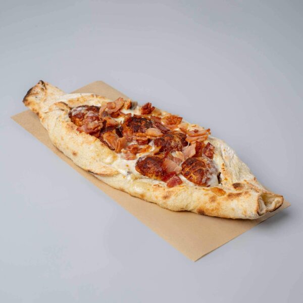 Chicken Peinirli: κεφτεδάκια από κοτόπουλο, σάλτσα carbonara MB, μπέικον, φρέσκια μοτσαρέλα.