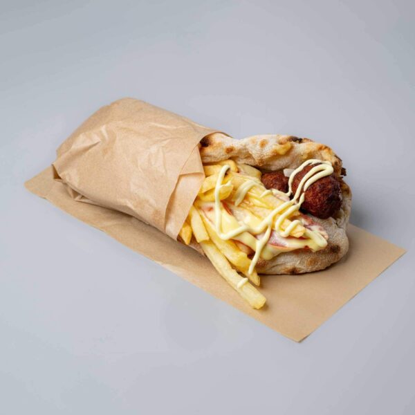 Mixee Sandwich: ανάμικτα κεφτεδάκια, σάλτσα mayo-mustard, τομάτα, κρεμμύδι, τηγανητές πατάτες.