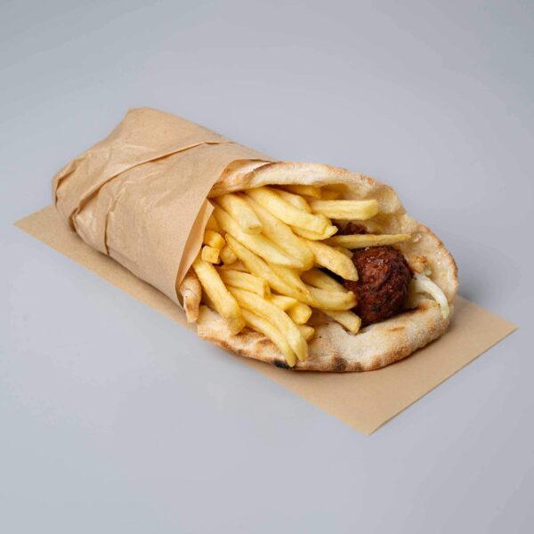 Beef Sandwich: μοσχαρίσια κεφτεδάκια, σάλτσα coleslaw, κρεμμύδι, τηγανητές πατάτες.