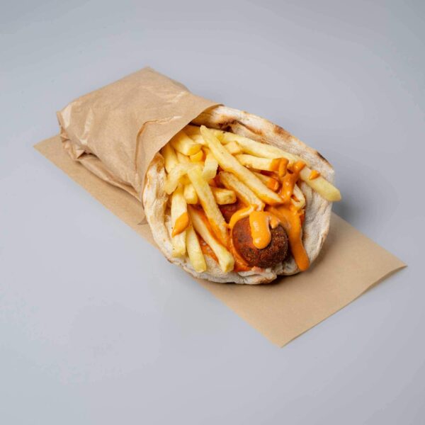 Veggie Sandwich: χορτοφαγικά κεφτεδάκια, σάλτσα coleslaw, σάλτσα hummus, τηγανητές πατάτες.