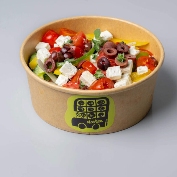 Mediterraneo Σαλάτα: cherry τοματίνια, αγγούρι, φέτα, κρεμμύδι, ελιές, πιπεριές.