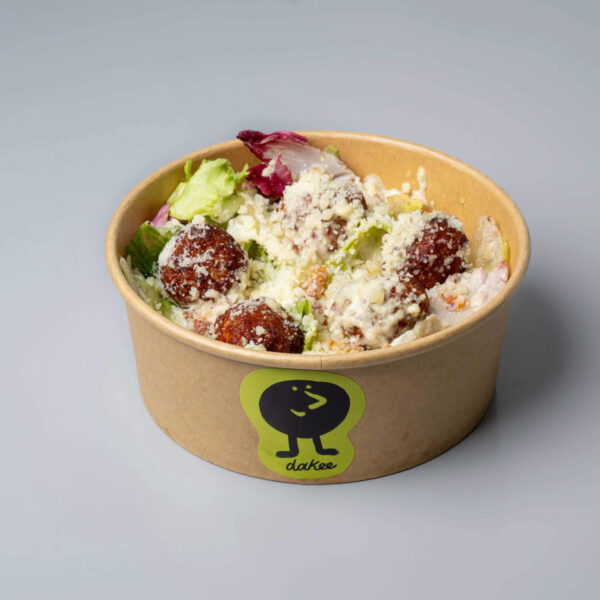 Caesar's Σαλάτα: Iceberg, μαρούλι, radicchio, κεφτεδάκια από κοτόπουλο, παρμεζάνα, μπέικον, σάλτσα caesar's.