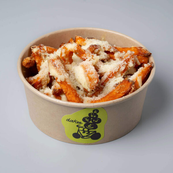 Γλυκοπατάτες με Caesar's Sauce & Παρμεζάνα: τραγανές γλυκοπατάτες με λαχταριστή Caesar's sauce και τριμμένη παρμεζάνα.