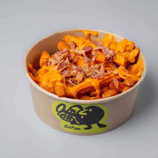 Γλυκοπατάτες με Cheddar Sauce & Μπέικον: Τραγανές γλυκοπατάτες με πλούσια cheddar sauce & ξεροψημένο μπεικον.