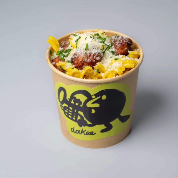 Dakee Chick 'n' Cheese. Κεφτεδάκια από κοτόπουλο, σάλτσα dakee cheese, παρμεζάνα, σχοινόπρασο, συνοδευτικό της επιλογής σας.