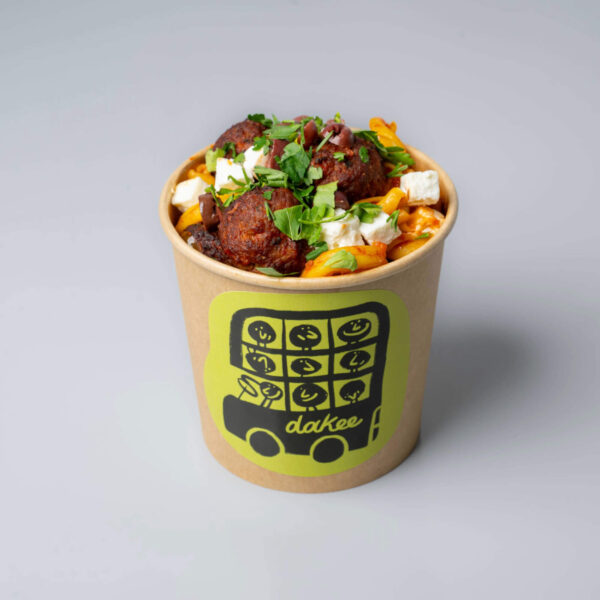 Dakee FF (Feta Flex). Μοσχαρίσια κεφτεδάκια, σάλτσα Gusto, φέτα, ελιές, μαϊντανός, συνοδευτικό της επιλογής σας.