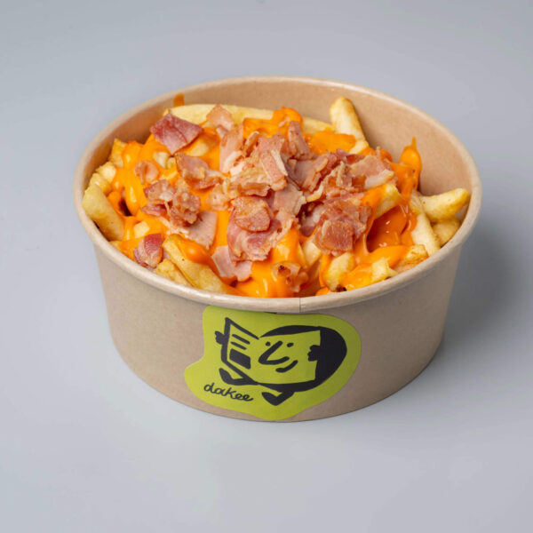 Πατάτες Golden με Cheddar Sauce & Μπέικον: τραγανές τηγανητές πατάτες golden (stick) με cheddar sauce & μπεικον.